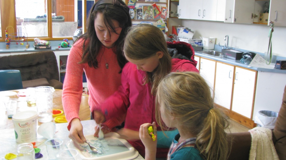 Tamariki School: Science. People can help each other and share their ideas.